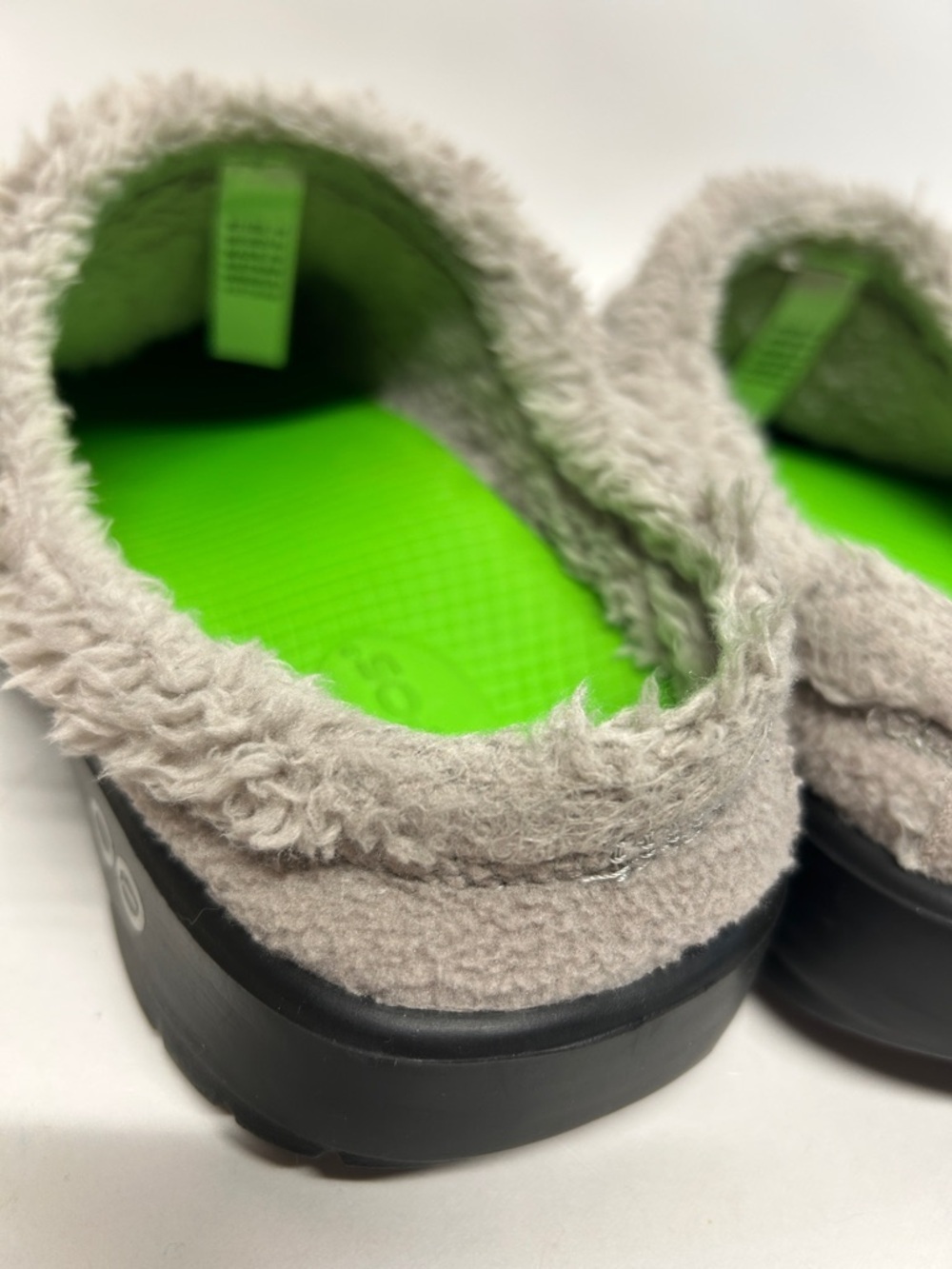 Cozy Gray Fleece Slip-On Slippers men’s size 11 Oofos used - Picture 3 of 9